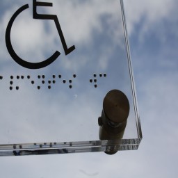 Braille információs táblák